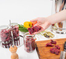 Продукты поместить в банки, закрыть крышками и зафиксировать прижимной кассетой Банка с говядиной