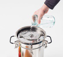 Налить в автоклав воду Заполнение корпуса автоклава водой